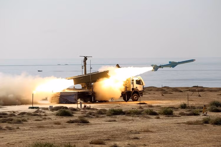 Hải quân IRGC cũng vận hành các hệ thống tên lửa chống hạm ven biển. Tuy nhiên tất cả các lực lượng này đều “rườm rà”, nhưng chúng không tạo thành bất kỳ hệ thống nào. Không thể tưởng tượng được bất kỳ kế hoạch tác chiến hay chiến thuật nào, lại cần đến sự kết hợp nhiều tàu thuyền như vậy.