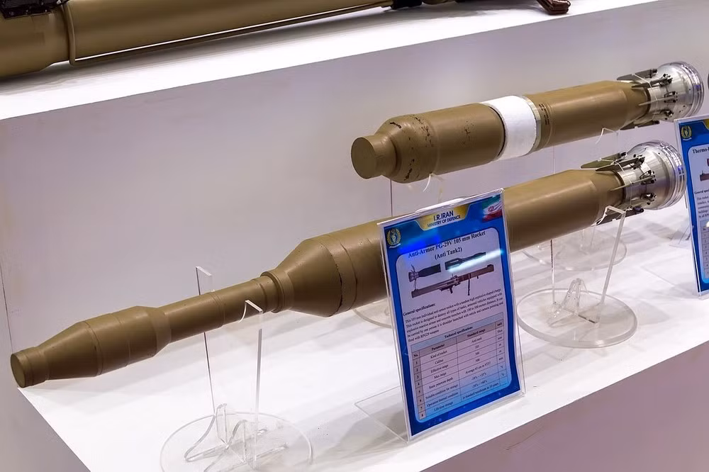 Súng phóng lựu chống tăng RPG-29, được Liên Xô phát triển và đưa vào biên chế năm 1989. Súng có cỡ nòng 105 mm, tầm bắn lên đến 500 mét. Loại đạn chính là đạn PG-29V tandem, bao gồm hai đầu đạn hình nón đặt nối tiếp nhau.