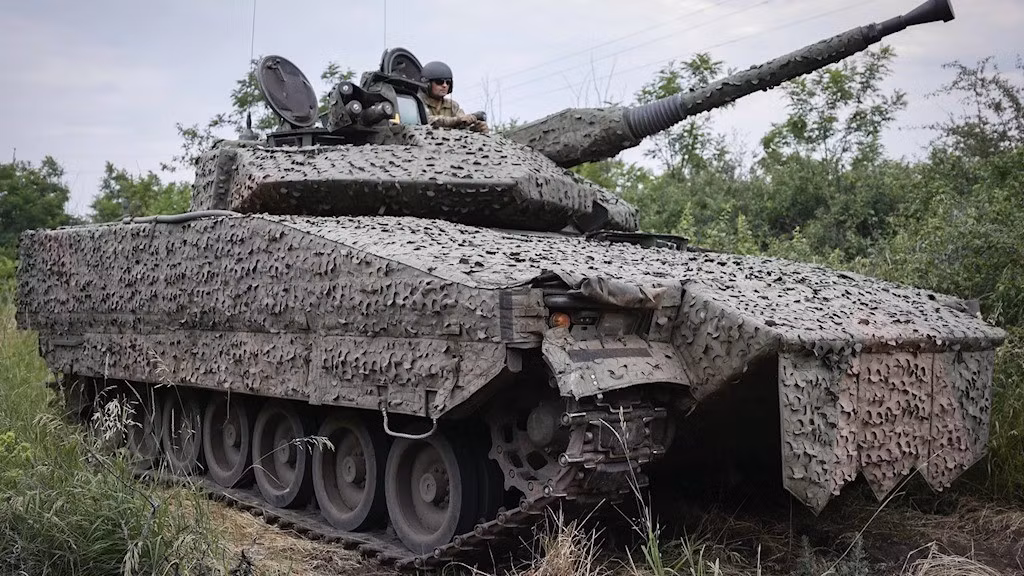 Gần đây, Ukraine và Thụy Điển đã ký một thỏa thuận, nhằm thúc đẩy nội địa hóa CV-90 và sản xuất loại xe chiến đấu bộ binh này tại Ukraine. Phiên bản pháo 40mm của xe chiến đấu bộ binh CV-90 không có hỏa lực mạnh, nên Ukraine quan tâm đến phiên bản pháo 35mm.