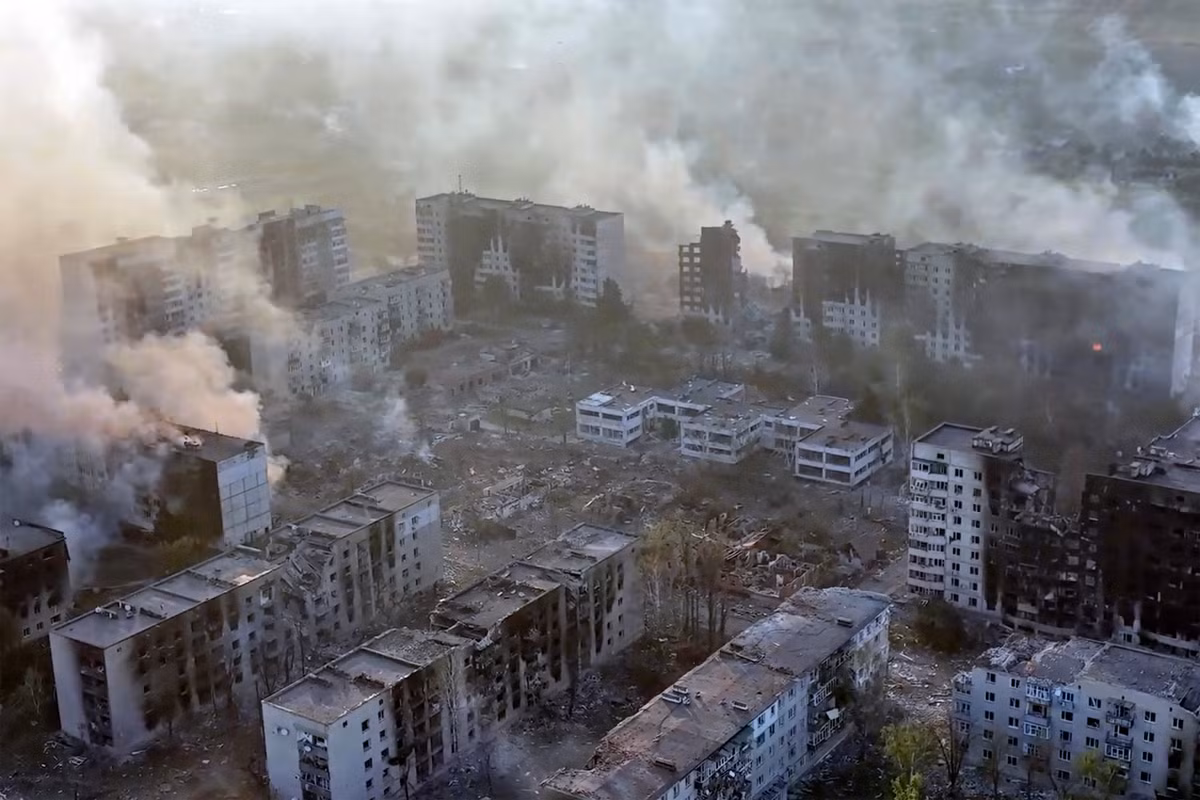 Do đó, hoàn toàn hợp lý khi chính quyền thân Nga tại khu vực Kharkov, kỳ vọng RFAF sẽ kiểm soát thành phố Volchansk trong tương lai gần và có thể bao vây một lực lượng lớn quân Ukraine trong khu vực. Điều này được ông Yevhen Lisnyak, Phó Giám đốc Cơ quan quản lý quân sự-dân sự khu vực Kharkov (thân Nga), phát biểu tại một cuộc họp báo. (nguồn ảnh Military Review, Kyiv Post, Ukrinform).