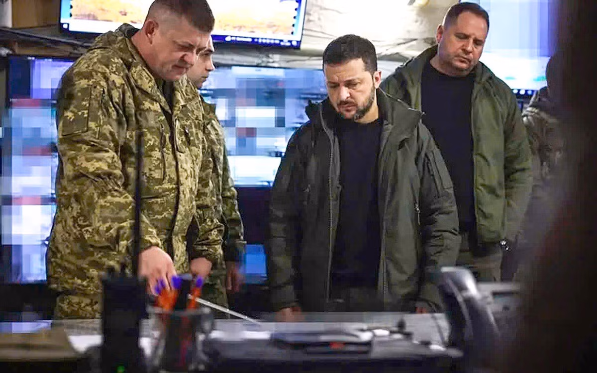 Tuy nhiên, Ukraine không thể để tình hình rơi “tự do”, Tổng thống Zelensky đã trực tiếp đến mặt trận Zaporozhye để gặp gỡ, động viên Quân đội Ukraine, nhấn mạnh sự tập trung của Kiev vào Zaporizhzhia. Xét cho cùng, Zaporozhye không chỉ có Nhà máy điện hạt nhân, mà còn cả chính thành phố.