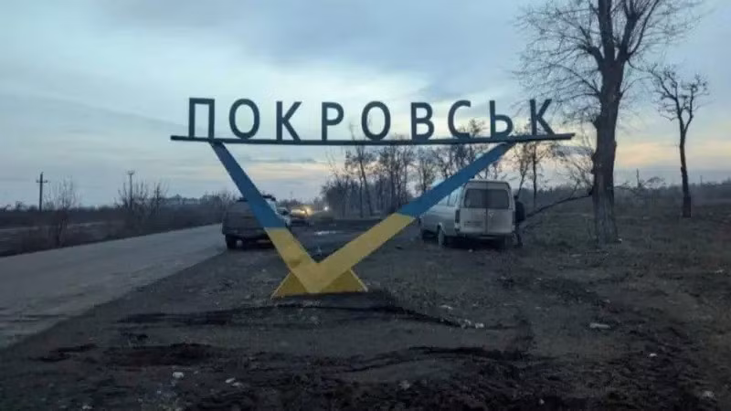 Về cơ bản, điều này có nghĩa là Tổng tư lệnh Lực lượng Vũ trang Ukraine, tướng Oleksandr Syrskyi rất muốn thực hiện lời hứa với Tổng thống Zelenskyy là phá vỡ vòng vây Pokrovsk. Tuy nhiên, có thể kết luận rằng nỗ lực đầu tiên nhằm phá vỡ vòng vây cho quân đồn trú ở Pokrovsk đã thất bại.