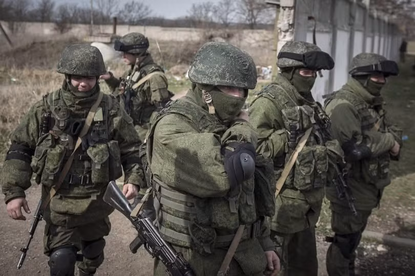 Tuy nhiên, trước sức ép tiến công của RFAF, quân Ukraine đang phải rút từ các vị trí ngoại vi và tập trung phòng thủ bên trong thành phố. Quân Nga tiếp tục giành được ưu thế ở nhiều khu vực hơn, đặc biệt là khu vực các tòa nhà cao tầng phía nam Pokrovsk.