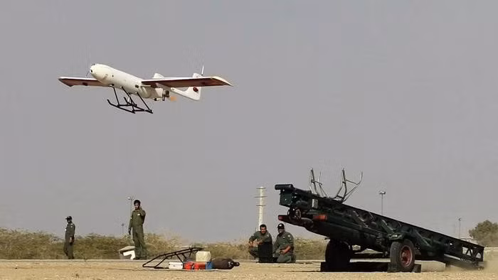 Điều đáng lo ngại hơn nữa là Iran đe dọa sẽ chặn eo biển Hormuz, khiến giá dầu thế giới tăng vọt 8% và giá vàng vượt ngưỡng 3.400 USD một ounce. Nếu tình hình tiếp tục leo thang, cuộc chiến tranh Trung Đông lần thứ ba có thể không còn xa.