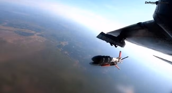 Tuy nhiên, như đoạn video được Fighterbomber công bố cho thấy, có khả năng phía Ukraine đã một lần nữa đã tìm ra cách gây nhiễu độ chính xác của các loại đạn không đối đất của Nga, sử dụng mô-đun UMPK trang bị hệ thống dẫn đường Kometa.