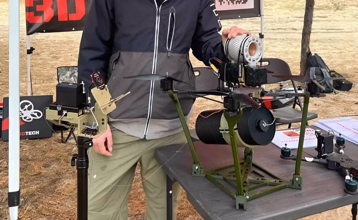 UAV FPV đang đóng vai trò ngày càng quan trọng trong chiến tranh hiện đại do chi phí thấp, tính linh hoạt cao và khả năng tấn công mạnh mẽ. Khi đối mặt với loại tấn công chiến thuật mới này của RFAF, làm thế nào AFU có thể tăng cường năng lực phòng không và bảo vệ các tuyến tiếp tế hậu cần, sẽ trở thành vấn đề cấp bách cần giải quyết. (nguồn ảnh Military Review, Ukrinform, TASS).