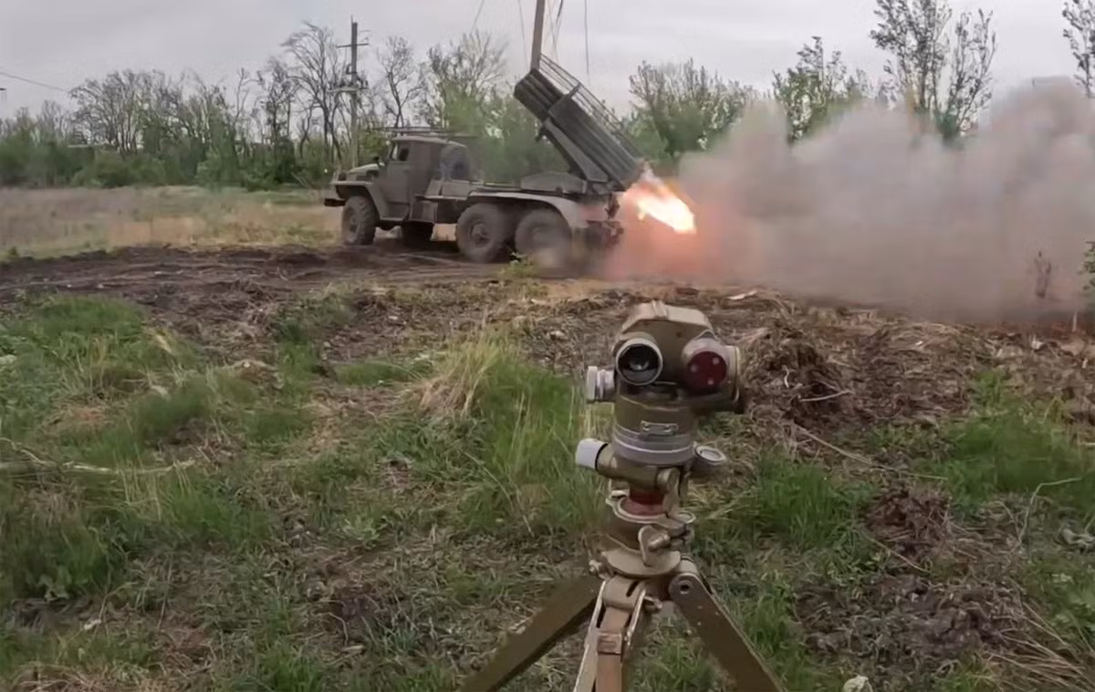 Tại khu vực phía tây thành phố Chasov Yar, các đơn vị xung kích Nga đã tiến quân qua 2 khu vực Yuzhny và Shevchenko. Vùng ngoại ô phía tây thành phố bị tàn phá này một lần nữa nằm dưới sự kiểm soát của RFAF và tiếp tục tiến sâu hơn sau khi kiểm soát được khu vực rừng gần Mykolaivka. Giao tranh hiện diễn ra tại khu dân cư này và làng Krasne lân cận.