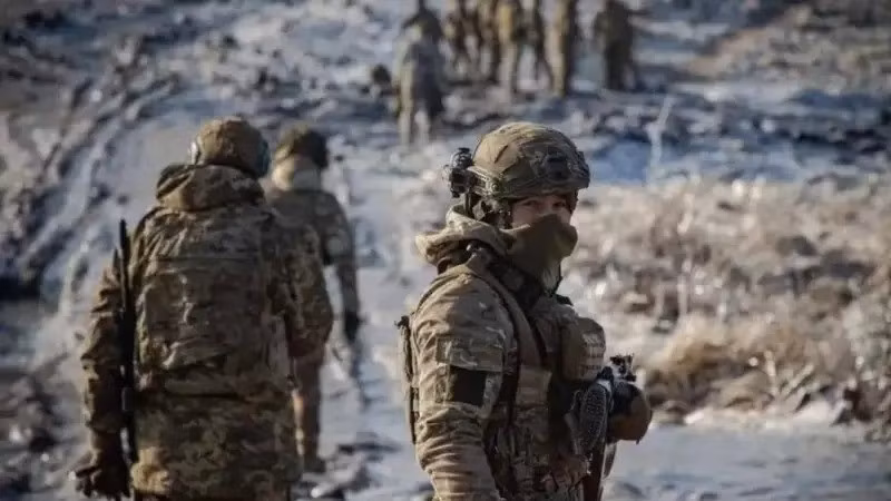 Theo kênh VoenkorKotenok, sự hoảng loạn đã bùng phát trong lực lượng phòng thủ Ukraine, khi họ đang rút lui khỏi Pokrovsk, trong khi đơn vị Azov khét tiếng từ chối tham chiến. Hiện AFU ở Pokrovsk đang cố gắng cầm chân quân Nga; hiện việc rút lui đã trở nên cực kỳ khó khăn và sẽ còn khó khăn hơn nữa.