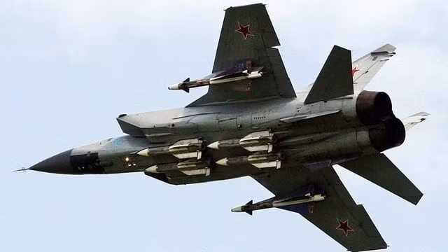 Việc gia cố cánh của MiG-31, giúp tăng nhẹ lực G tối đa từ 4,5 lên 5G. Lực đẩy lớn hơn giúp tăng tốc tốt hơn và cải thiện hiệu suất bay ở độ cao thấp. Radar của MiG-25 chủ yếu được tối ưu hóa cho các mục tiêu bay cao, nhưng radar Zaslon của MiG-31 cũng có khả năng phát hiện mục tiêu ở bán cầu dưới. Trong khi MiG-25 chỉ mang tên lửa không đối không, MiG-31 còn mang cả tên lửa không đối đất.