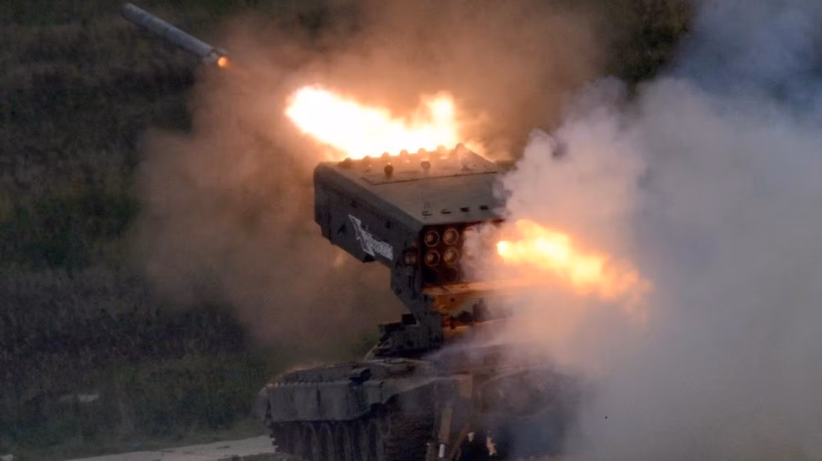 Trong khi đó, mặt trận Kupyansk là một ví dụ điển hình về chiến tranh hiện đại. Sử dụng kết hợp hàng loạt UAV và chiến tranh điện tử, Cụm quân phía Tây RFAF, trước tiên đã vô hiệu hóa hệ thống liên lạc Starlink của Ukraine và sau đó triển khai các bệ phóng tên lửa nhiệt áp TOS-1A để bảo vệ Quốc lộ 207.