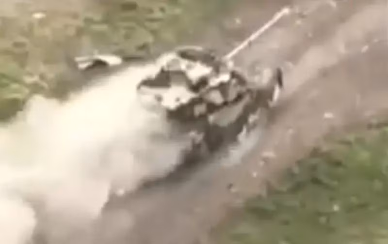 Vào tháng 5/2024, trang Military Review của Nga đăng một đoạn video, cho thấy một chiếc xe tăng T-90M Proryv của Nga, chiến đấu ở mặt trận Donetsk, vẫn tiếp tục thực hiện nhiệm vụ chiến đấu sau khi bị UAV FPV của quân đội Ukraine tấn công nhiều lần.