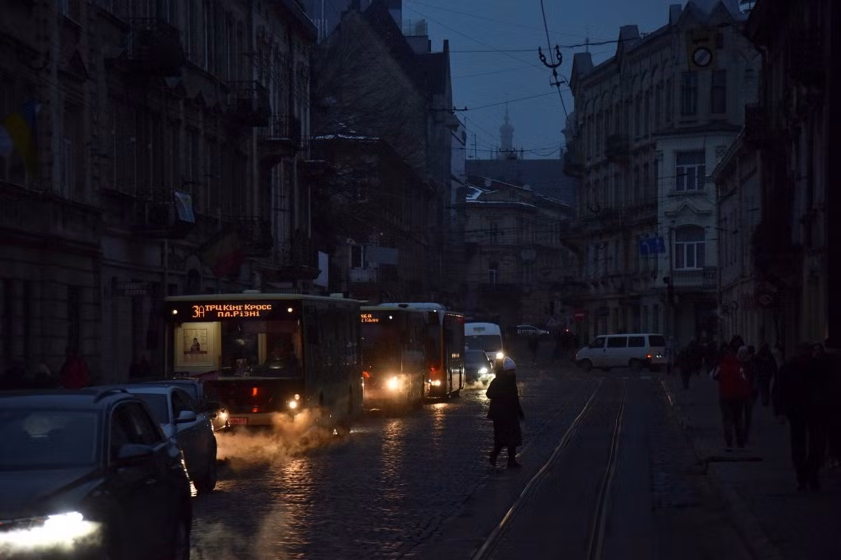 Tại nhiều ngôi nhà ở Kiev, cái lạnh luôn hiện hữu. Người dân không chỉ run rẩy trong nhiệt độ -18 độ C, mà ngay cả những nhu cầu thiết yếu cơ bản cũng không thể sử dụng được. Nước trong bồn cầu đóng băng, khiến chúng không thể dùng được.
