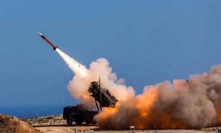 Thứ hai, Ukraine không chỉ thiếu các hệ thống tên lửa phòng không, mà còn thiếu cả tên lửa đánh chặn cho chúng. "Chúng tôi chẳng có gì để bắn hạ tên lửa cả", Tổng thống Zelensky phàn nàn hồi tháng 2. Còn chuyên gia phòng không Yuri Knutov của Nga, đã giải thích với tờ Tầm nhìn (Vzglyad) rằng, công ty Lockheed Martin, nhà sản xuất tên lửa Patriot, chỉ có năng lực sản xuất 600 đạn tên lửa mỗi năm. Trong khi đó, một loạt phóng của một hệ thống Patriot, tiêu thụ ít nhất 10 đạn tên lửa.
