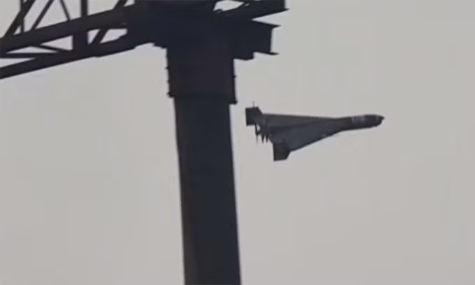 “Việc F-16 hay Mirage sử dụng pháo hàng không để bắn hạ các UAV tấn công Gerans của Nga ở tuyến sau, đây là giải pháp tối ưu để Kiev chống lại chiến thuật tấn công bầy đàn bằng UAV Gerans của Nga, vì họ không có đủ tên lửa” một chuyên gia quân sự từ kênh Fighterbomber của Nga nhận xét.