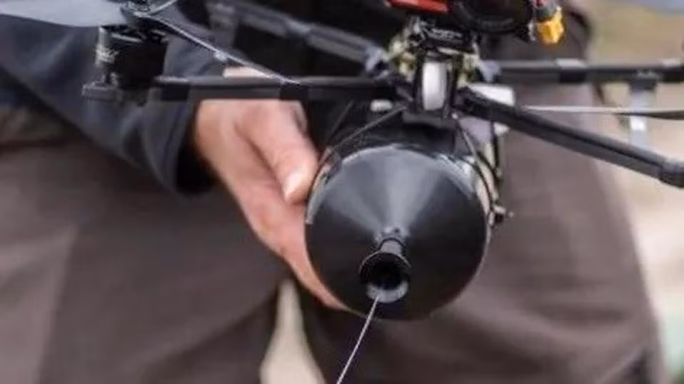 UAV điều khiển bằng sợi quang Orion-2 của Lữ đoàn, với khả năng chống nhiễu mạnh mẽ, có thể xuyên thủng hàng rào tác chiến điện tử của quân đội Ukraine (AFU) và triển khai chính xác các loại mìn thông minh từ khoảng cách tới 15 km.