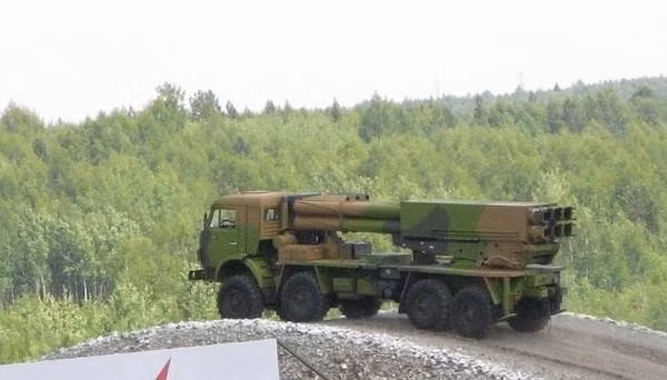 Pháo phản lực phóng loạt Tornado-S có 12 ống phóng tên lửa cỡ nòng 300 mm và được trang bị hệ thống dẫn đường và điều khiển hỏa lực tự động. Hệ thống điều khiển hỏa lực ASUNO, có thể tự xác định tọa độ trận địa, tính lượng sửa trận địa và khí tượng, cũng như dẫn đường cho từng viên đạn đến mục tiêu riêng biệt. Khi sử dụng tên lửa không điều khiển cũ, tầm bắn là 70 km và tên lửa mới là hơn 120 km.