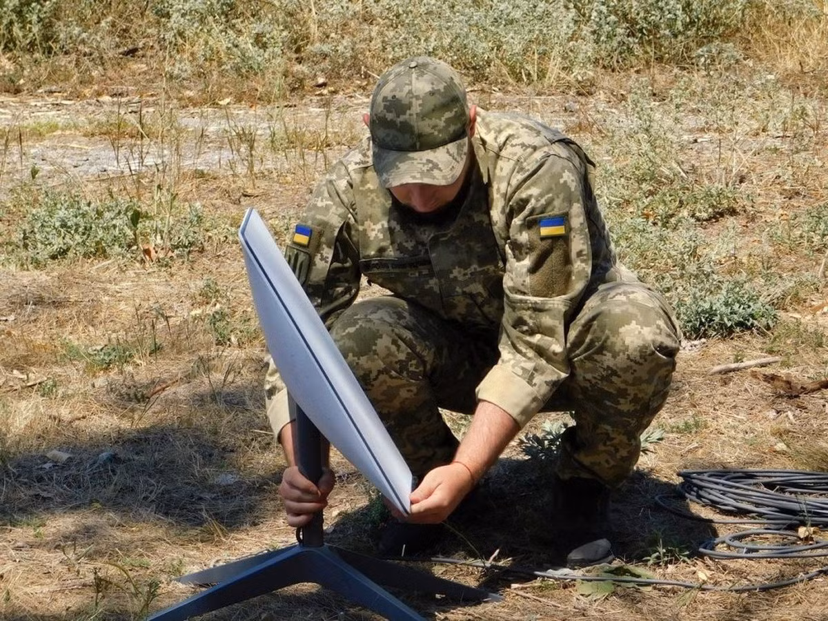 Một chỉ huy của Ukraine (AFU), xin được giấu tên, nói với tờ Kyiv Independent rằng, họ đã chặn được các báo cáo trên mạng vô tuyến điện từ Quân đội Nga (RFAF), phàn nàn về việc một số lượng lớn thiết bị đầu cuối Starlink bị trục trặc.