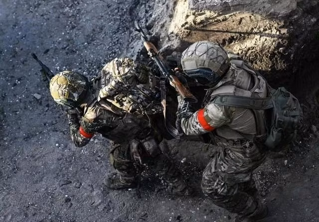 Bộ Quốc phòng Nga và người đứng đầu nhà nước cộng hòa Donetsk tự xưng (DPR), ông Denis Pushilin, trước đó đã báo cáo về giao tranh ở ngoại ô thành phố này. Ngay bản thân binh lính Ukraine cũng đã xác nhận thông tin này.