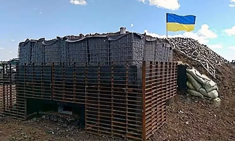 Ngay cả trước khi cuộc chiến giữa Nga và Ukraine bắt đầu vào năm 2022, Ukraine, dưới sự hướng dẫn trực tiếp của các chuyên gia quốc phòng NATO, đã xây dựng một vành đai phòng thủ kiên cố tập trung vào phòng thủ đô thị. Tuyến phòng thủ này không bị cô lập, mà kết nối tất cả các thị trấn dọc theo tuyến đường, bằng một đường cao tốc làm huyết mạch chính, tạo thành tuyến phòng thủ khó xuyên thủng.
