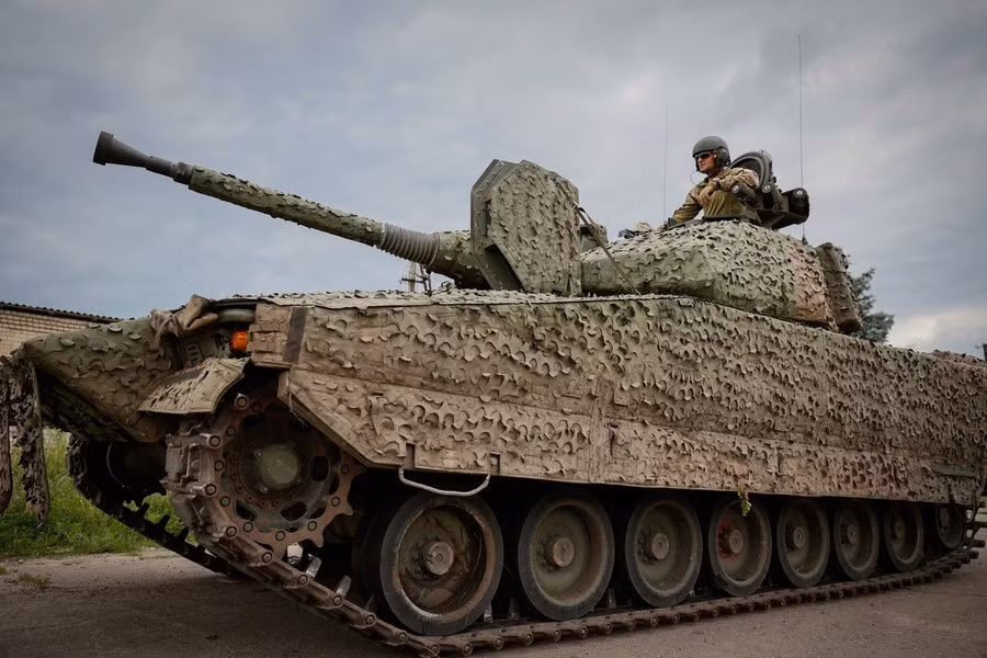 Hệ thống truyền động của CV90, được trang bị hộp số hành tinh tự động, được lắp trong một khối duy nhất với động cơ. Mặc dù là xe chiến đấu bộ binh, nhưng nó không được thiết kế để có thể bơi được, nhưng lại được trang bị hệ thống treo thủy lực khí nén, để cải thiện khả năng vượt địa hình.
