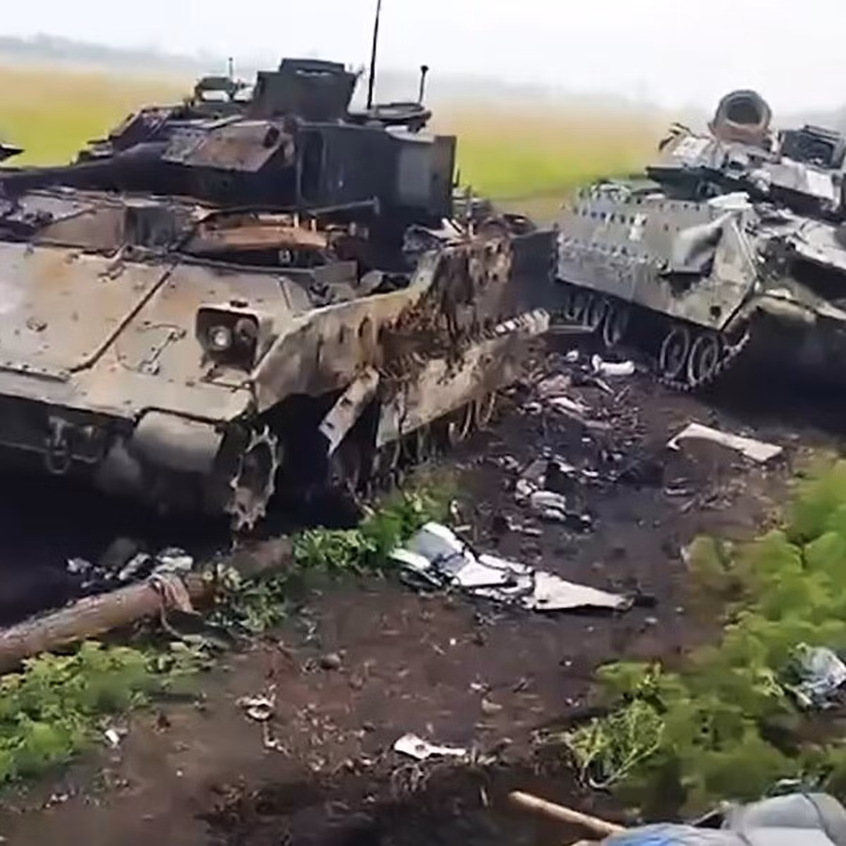Hãng tin Nga TASS cho biết, trong nhiệm kỳ tổng thống của ông Joe Biden, Mỹ đã chuyển giao 186 chiếc M2 Bradley cho Ukraine như một phần của các gói viện trợ quân sự. Những xe chiến đấu bộ binh Bradley này, đã được AFU tích cực sử dụng trong các hoạt động chiến đấu trên nhiều khu vực khác nhau của chiến trường Nga-Ukraine. (nguồn ảnh TASS, Sputnik, Ukrinform).