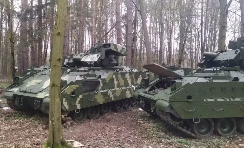 Không chỉ xe tăng M1A1 Abrams, Ukraine đã mất gần như toàn bộ số xe chiến đấu bộ binh M2 Bradley của Mỹ, được chuyển giao cho AFU trong nhiệm kỳ tổng thống của Joe Biden. Điều này được CEO của tập đoàn nhà nước Nga Rostec Sergey Chemezov, tuyên bố trong một cuộc phỏng vấn với tạp chí Razvedchik.