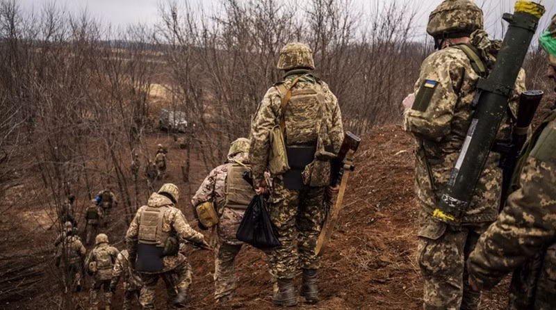 Nếu chính phủ Ukraine muốn thay đổi tình hình này, họ không chỉ phải giải quyết vấn đề quản lý nội bộ quân đội và tham nhũng, mà còn phải đánh giá lại mối quan hệ với phương Tây và tìm kiếm các giải pháp hiệu quả hơn cho cuộc xung đột. (nguồn ảnh Kyiv Post, Ukrinform, Al Jazeera).