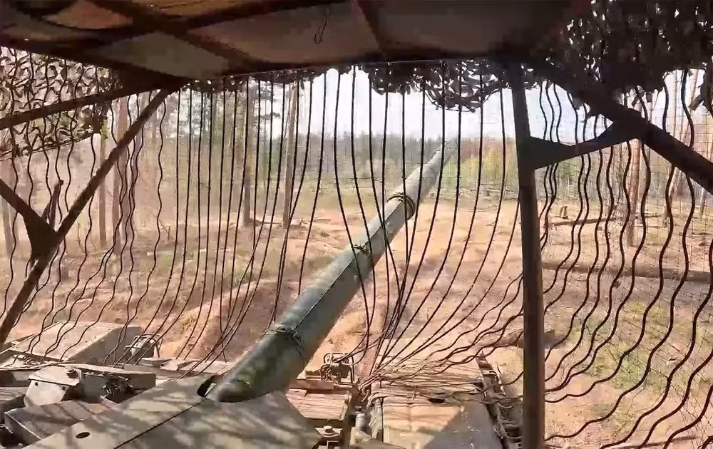 Do đó, có thể thấy rằng tại Lyman và cả Seversk, kịch bản về cơ bản đang lặp lại, trong đó Lực lượng Vũ trang Nga phá vỡ hệ thống hậu cần của đối phương, sau đó là bao vây và kiểm soát khu định cư bằng chiến thuật thâm nhập nhóm nhỏ, bào mòn quân số của AFU. (nguồn ảnh Military Review, RIA Novosti, Kyiv Independent).