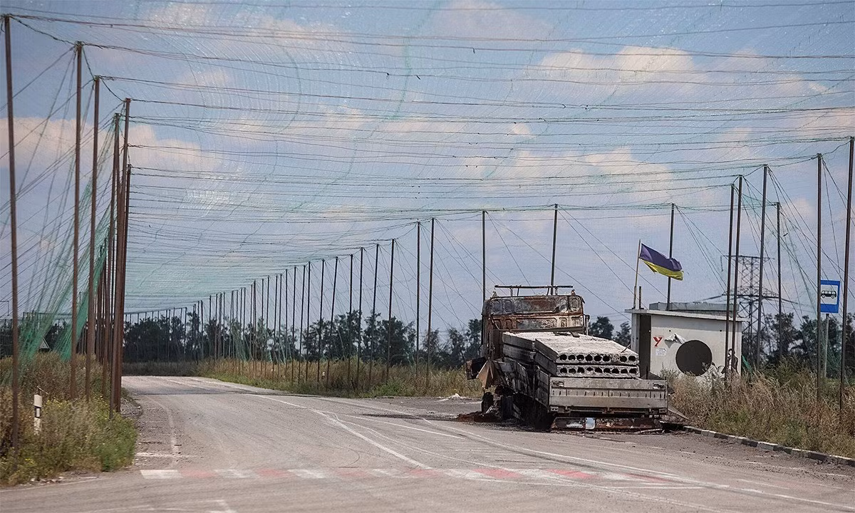 Binh lính Ukraine cũng cho biết về hoạt động rất tích cực của UAV FPV Nga ở khu vực mặt trận, họ phá hủy bất kỳ phương tiện và con người di chuyển trên mặt đất. Vì lý do này, việc tiếp tế cho các đơn vị đồn trú của Ukraine tại một số thành phố lớn, được cho là đã trở nên rất khó khăn và nguy hiểm.