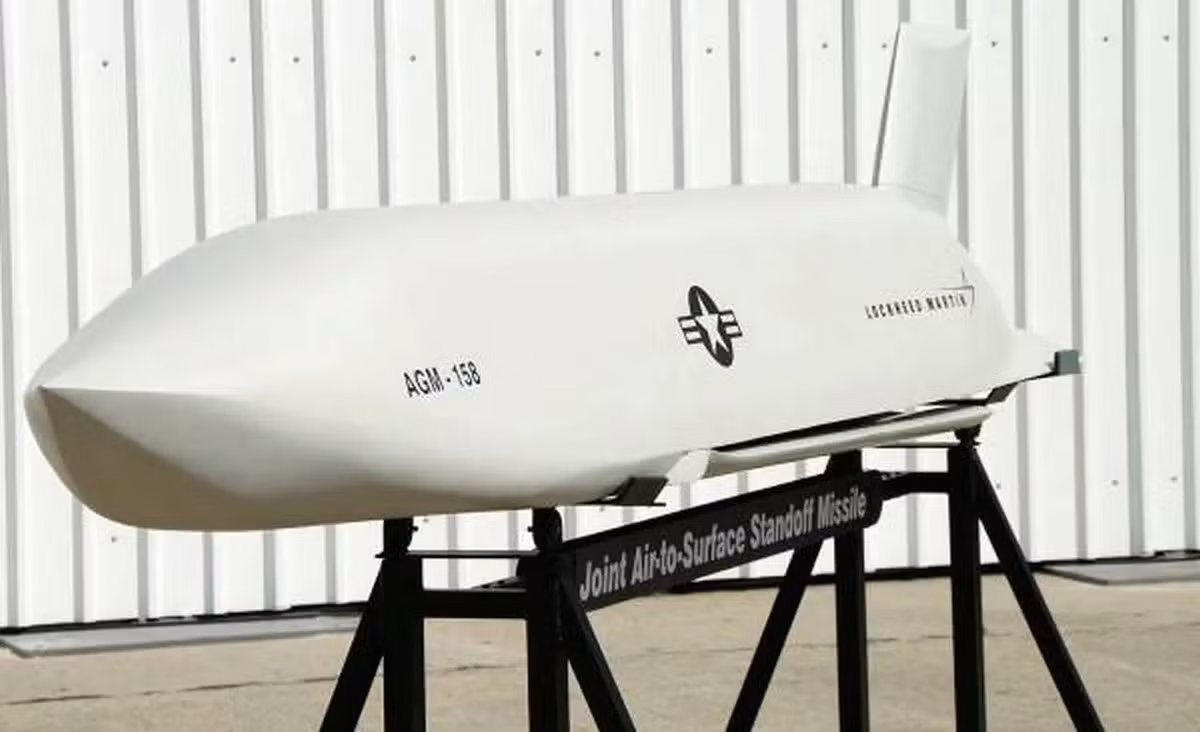 Theo thông tin hiện có, trước cuộc chiến với Iran, Mỹ có 3.500 tên lửa JASSM (Joint Air-to-Surface Standoff Missile) - loại tên lửa hành trình không đối đất có độ chính xác cao. Trong vài ngày đầu tiên của chiến dịch “Cuồng nộ”, Mỹ đã phóng 786 tên lửa, tương đương 22,4% tổng số tên lửa hiện có.