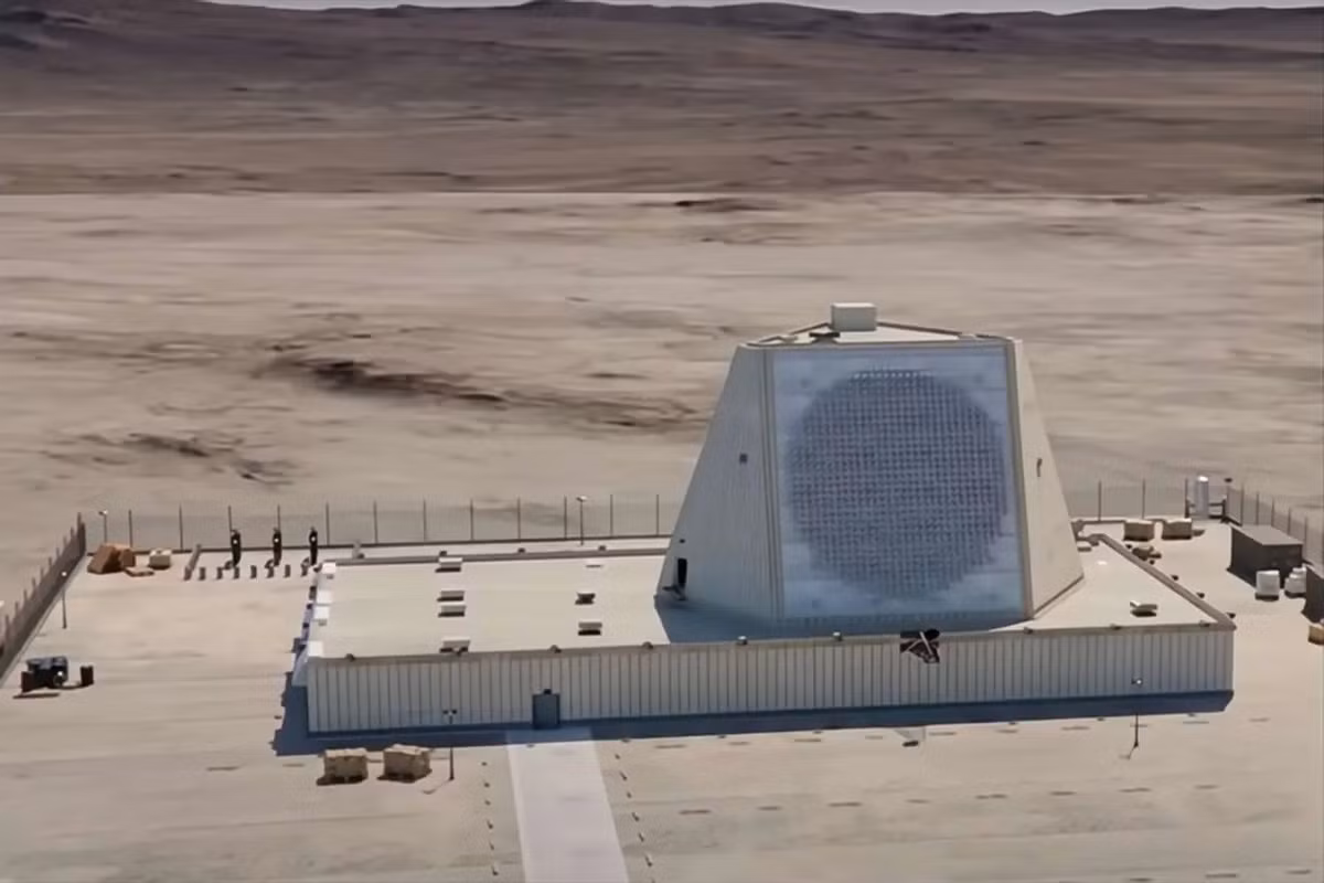 Trong chiến dịch “Lời hứa chân thực 4” đang diễn ra, lực lượng vũ trang Iran đang tiến hành các cuộc tấn công tên lửa nhằm vào nhiều mục tiêu của đối phương ở Trung Đông. Một trong những mục tiêu quan trọng của tên lửa Iran, chính là hệ thống radar cảnh báo sớm trên không AN/FPS-132 UEWR, được bố trí tại Qatar.