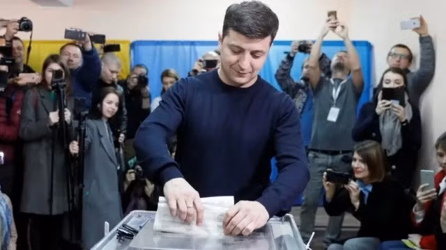 Dĩ nhiên, người Mỹ cũng không buông tha Ukraine, họ yêu cầu Ukraine tổ chức bầu cử trong vòng 100 ngày kể từ ngày ký hiệp định đình chiến. Dường như mục tiêu của họ là lật đổ Tổng thống Zelensky.