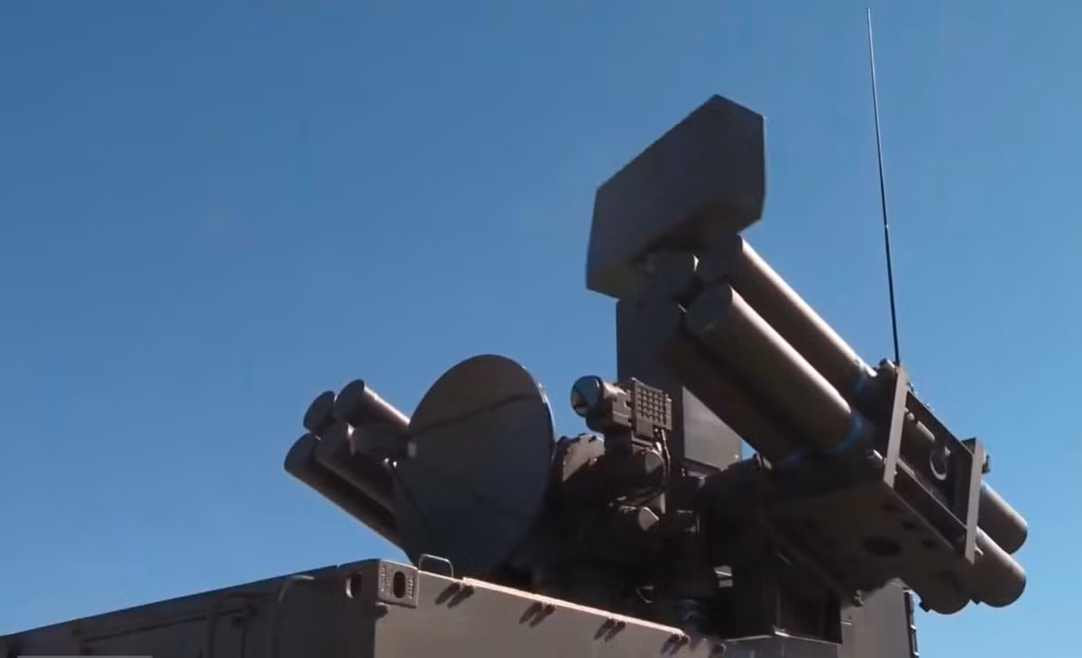 Hệ thống bao gồm một radar trinh sát, sử dụng radar xung Doppler Mirador IV băng tần S, tầm phát hiện mục tiêu lên đến 20 km với máy bay chiến đấu, và hai đến bốn bệ phóng, mỗi bệ có tám tên lửa VT-1, sử dụng động cơ nhiên liệu rắn Morton Thiokol, đạt tốc độ Mach 3,5 và có thể cơ động ở 35G, khiến nó cực kỳ hiệu quả đối với các mục tiêu có khả năng cơ động lắt léo.