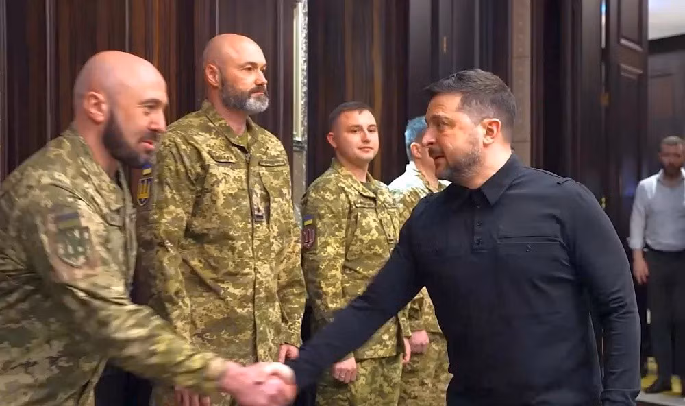 Với sự hỗ trợ và ủng hộ của Mỹ, một nhóm chuyên gia phòng không Ukraine được lựa chọn kỹ lưỡng, đã được đưa đến Trung Đông bằng đường hàng không, để giúp việc phòng thủ năm cơ sở cực kỳ quan trọng ở UAE.