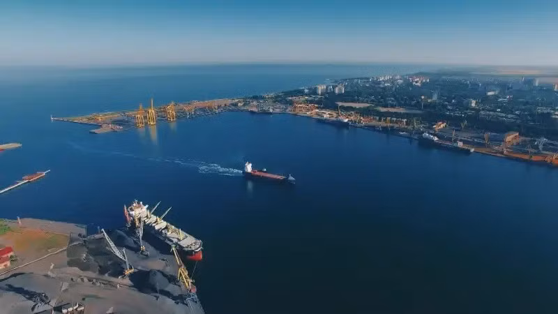 Vào đêm 23/5, RFAF sử dụng 2 tên lửa đạn đạo chiến thuật Iskander-M, tấn công vào cảng Odessa ở miền Nam Ukraine, tên lửa đầu tiên tấn công vào gần cầu tàu, gây ra một vụ nổ lớn và các mảnh vỡ văng khắp khu vực cầu tàu. Trụ sở kiểm soát luồng hàng hóa và một nhà kho chứa các thiết bị điều khiển từ xa cho tàu không người lái tự sát bị hư hại.