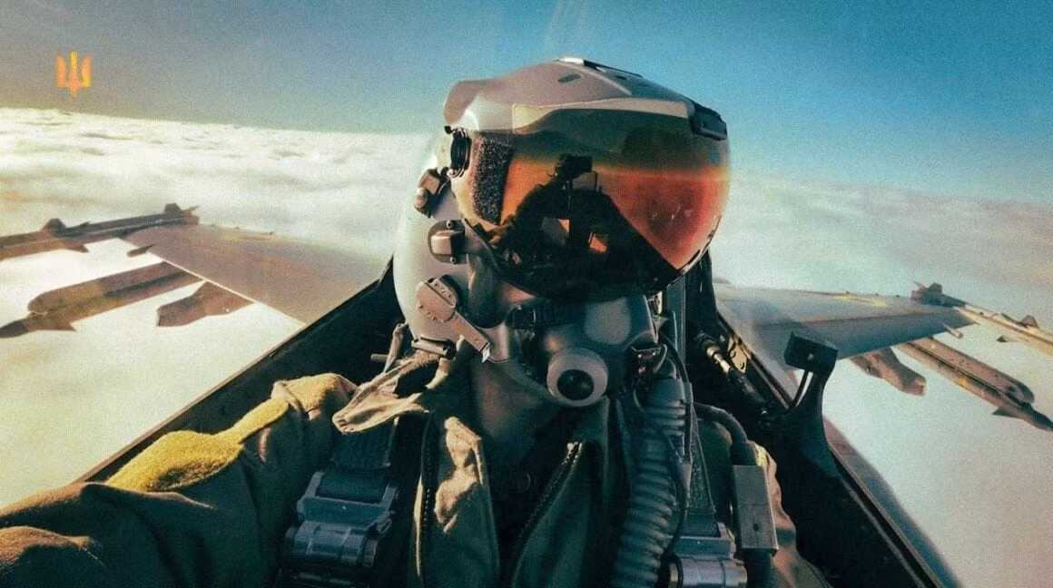 Nhưng trên chiến trường Nga-Ukraine, F-16 của Ukraine phải đối mặt với một lực lượng phòng không được đánh giá là “mạnh nhất thế giới”. Cộng với đó là F-16 của Ukraine khi xuất kích thường là “đơn thương, độc mã”, chứ không phải chiến đấu trong đội hình không quân đông đảo, có máy bay yểm trợ, cảnh giới, chế áp điện tử…như của Mỹ; do vậy thiệt hại là tất yếu.