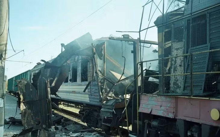 Hệ thống đường sắt của Ukraine giống như một mạng lưới mạch máu dày đặc, hỗ trợ AFU ngăn chặn cuộc tấn công không ngừng nghỉ của 700.000 quân Nga ở tiền tuyến. Và Moskva đang quyết tâm làm tê liệt hệ thống đường sắt Ukraine.