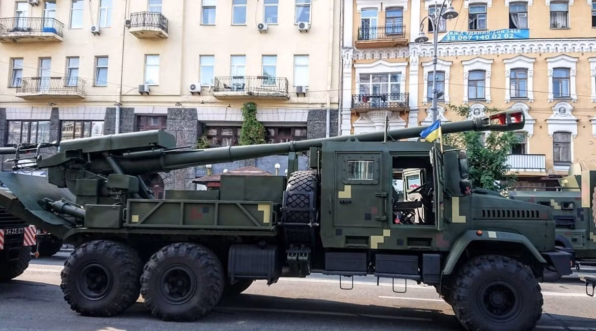 Nguyên mẫu đầu tiên của pháo tự hành bành hơi 2S22 Bohdana 155 mm đã được Ukraine giới thiệu tới công chúng trong cuộc diễu hành mừng Ngày Độc lập của Ukraine, được tổ chức tại thủ đô Kiev vào tháng 8/2018. Nhưng sau đó do thiếu kinh phí, nên Ukraine không thể sửa chữa lỗi và tổ chức sản xuất loạt để trang bị cho AFU.