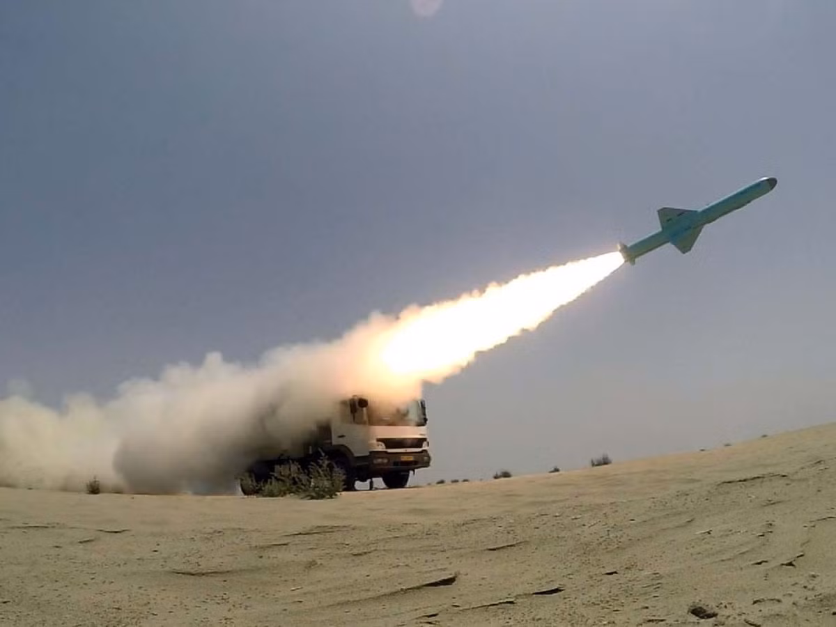 Ngẫu nhiên thay, chính vào lúc này, người Iran đã tấn công tàu sân bay Abraham Lincoln. Tuy nhiên, cần lưu ý rằng ngay cả Iran cũng tuyên bố đã tổ chức một cuộc tấn công bằng bốn tên lửa hành trình, nhưng để một tên lửa có thể bắn trúng tàu sân bay, cần phải có hàng chục, nếu không phải hàng trăm tên lửa khác trong loạt bắn đó.
