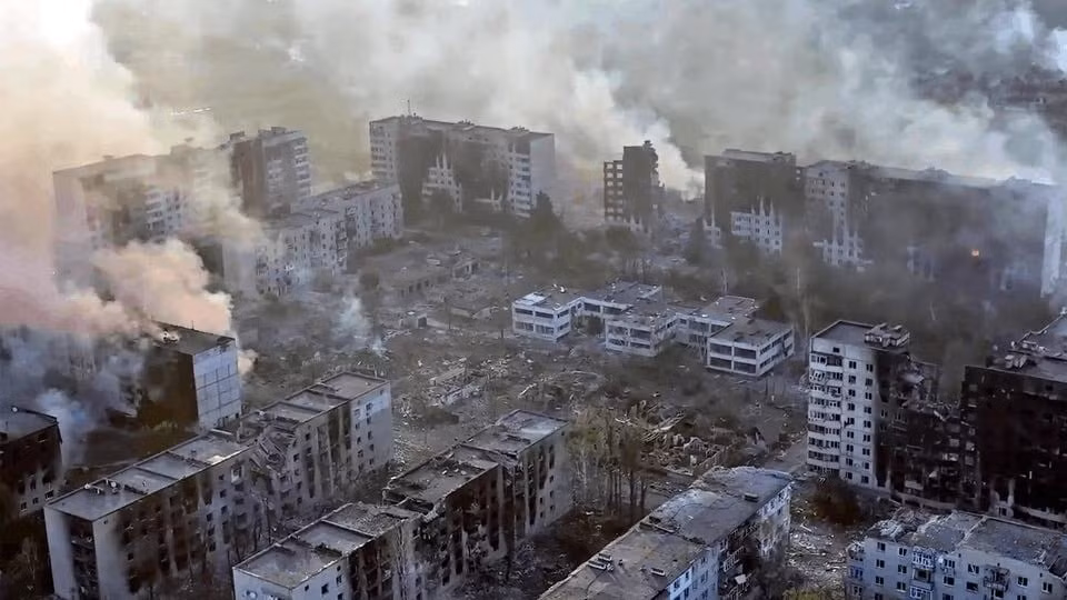 Tuy nhiên, sức mạnh này cũng chứa đựng điểm yếu của quân Ukraine. Trong tình hình hiện tại, có tới bốn nghìn quân Ukraine có thể cùng lúc bị dồn vào cái gọi là "túi lửa"; trong khi hai bên sườn của thành phố tương đối yếu.