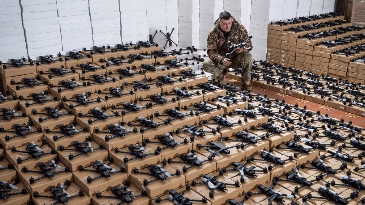 Điểm mạnh nhất của quân đội Ukraine hiện nay là vùng tiêu diệt của UAV FPV rộng 20 km. Moskva vẫn chưa kiểm soát được 30% lãnh thổ còn lại của tỉnh Donetsk; nhưng RFAF sẽ không tiến hành một trận chiến đẫm máu theo kiểu chiến thuật “biển người”, để giành lại khu vực này.