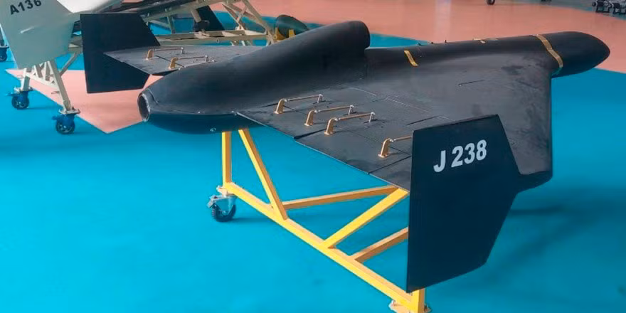 Vũ khí chủ lực để Nga có thể cụ thể hóa ý tưởng này, chính là UAV tự sát tầm xa Geran-3 thế hệ mới, được trang bị động cơ phản lực, tốc độ cao hơn và độ cao bay lên đến 9.100 mét. Geran-3 có trọng lượng cất cánh tối đa 380 kg và đầu đạn lớn hơn, tương tự như tên lửa hành trình loại nhỏ.