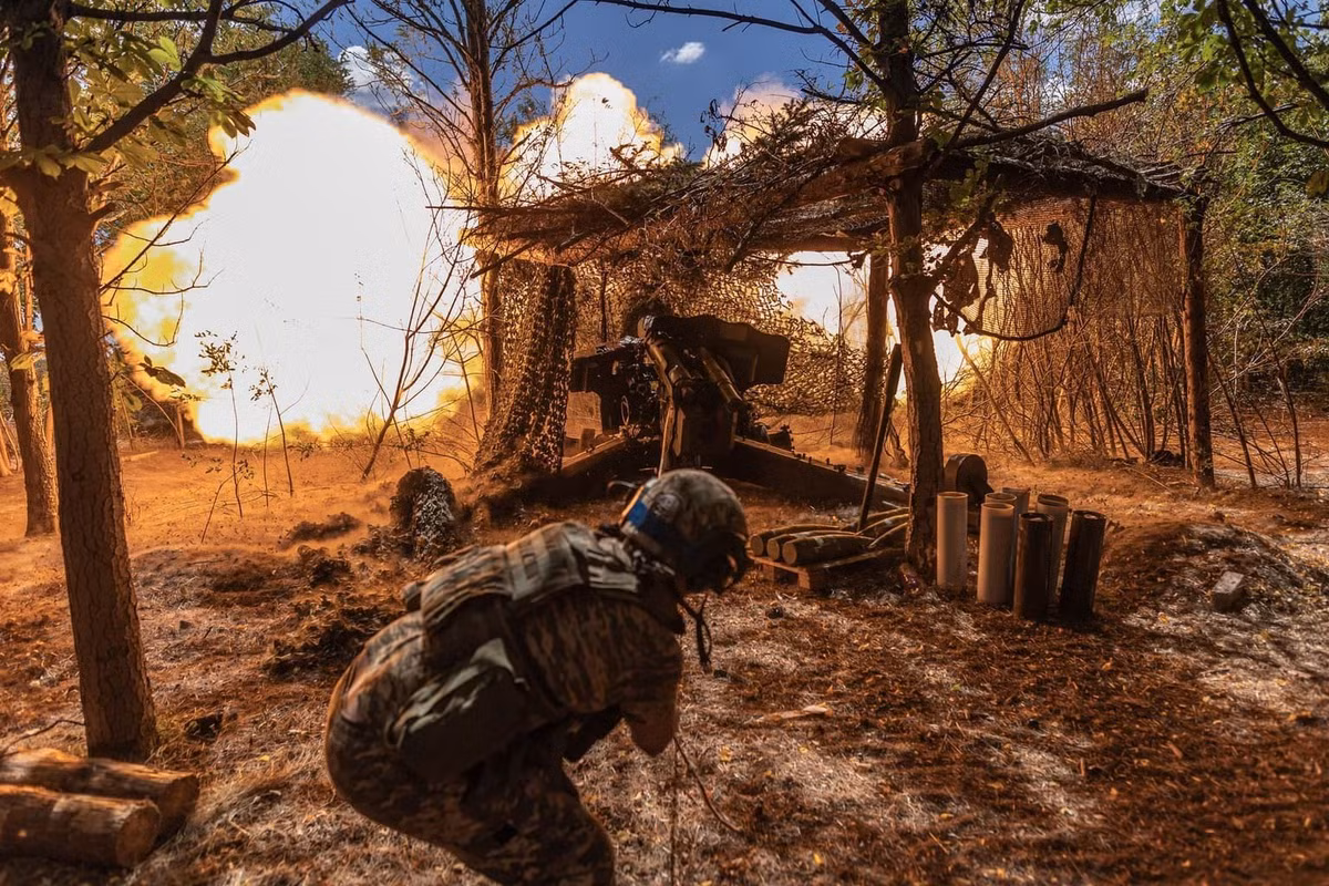 Trên chiến trường Donetsk ở phía đông Ukraine, tình hình liên tục thay đổi như một cái “bập bênh”. Trong khi mọi sự chú ý đều đổ dồn vào cuộc giao tranh đẫm máu trên đường phố ở thành phố Pokrovsk, thì một cuộc tấn công âm thầm và chết chóc đã đẩy quân Nga ở mặt trận phía bắc đến bờ vực nguy hiểm.