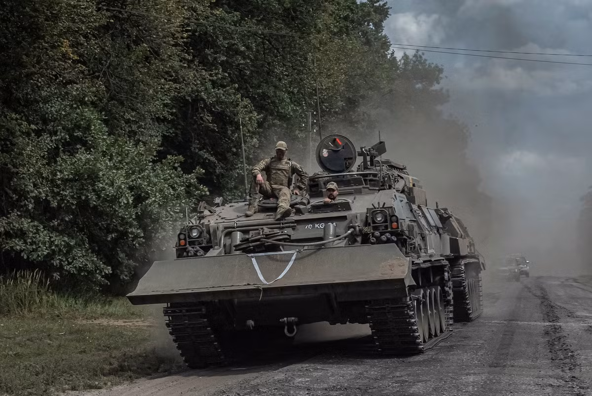 Tiếp đến là 30.000 quân Ukraine tại Kursk, phần lớn là lực lượng được huấn luyện và trang bị theo “chuẩn NATO”. Vũ khí trang bị gồm xe tăng Leopard 2 của Đức, xe chiến đấu M2 Bradley của Mỹ, lựu pháo M777 và bệ phóng tên lửa HIMARS; những vũ khí này đã gây nhiều thiệt hại cho phía Nga, nhất là pháo phản lực HIMARS.