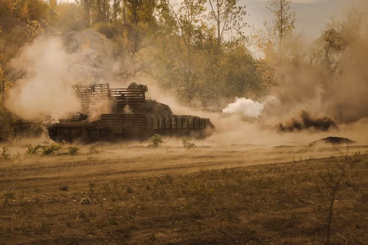 AFU tại Kursk cũng được trang bị các khí tài tác chiến điện tử cấp chiến thuật do Ukraine và phương Tây phát triển; trong khi hệ thống liên lạc và UAV của RFAF thường bị gây nhiễu, khiến việc chỉ huy trở nên rối loạn. Mặc dù RFAF có số lượng lớn UAV và trang bị tốt, nhưng thực sự không thể chống lại được loại chiến thuật công nghệ cao này.