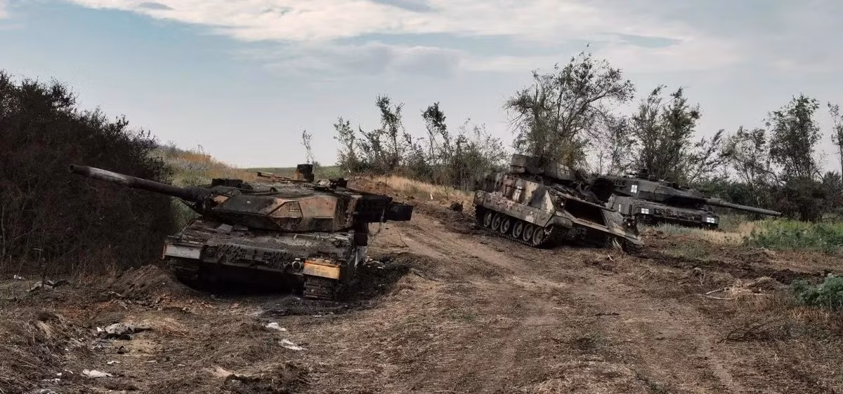 Theo Future Army, đạn pháo trên xe tăng Leopard 2A4, được cất giữ trong khoang đạn ở phía sau tháp pháo; nhưng vẫn còn đạn để ở khoang hai bên thành xe. Khoang chứa đạn phía sau tháp pháo có thiết kế đặc biệt, nếu đạn bị kích nổ, các tấm kim loại trên trần tháp pháo sẽ dễ dàng bật ra. Sóng xung kích của vụ nổ sẽ hướng lên trên, giúp tăng khả năng sống sót của kíp xe.