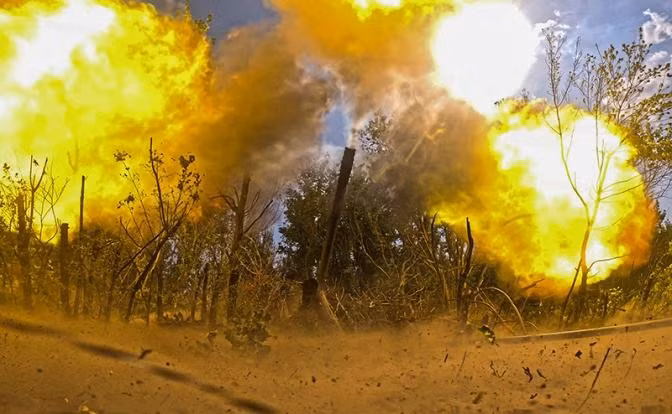 Hãng tin Nga RIA Novosti, trích lời ông Vladimir Rogov, một thành viên của Phòng Công cộng Liên bang Nga, cho biết giao tranh diễn ra tại làng Primorskoye rất ác liệt. Hiện RFAF đang mở rộng đầu cầu để tạo bàn đạp tiến về phía trước; còn quân đội Ukraine (AFU), đang cố gắng phản công, đưa quân dự bị vào, nhưng không thể ngăn chặn bước tiến của quân Nga.