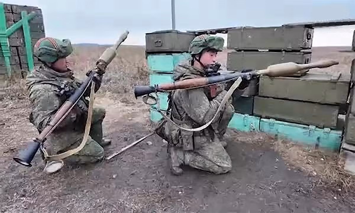 Ông Budanov nói với đại diện của tạp chí The War Zone, Nga có kế hoạch thu hút người Triều Tiên làm lao động di cư, để thay thế những người đến từ Trung Á. Nhưng đây không phải là điều khiến Ukraine sợ hãi, mà là thực tế là Bộ Quốc phòng Nga sẽ bắt đầu ký hợp đồng với công dân Triều Tiên, để phục vụ trong RFAF, cùng với việc cấp quốc tịch Nga sau đó.