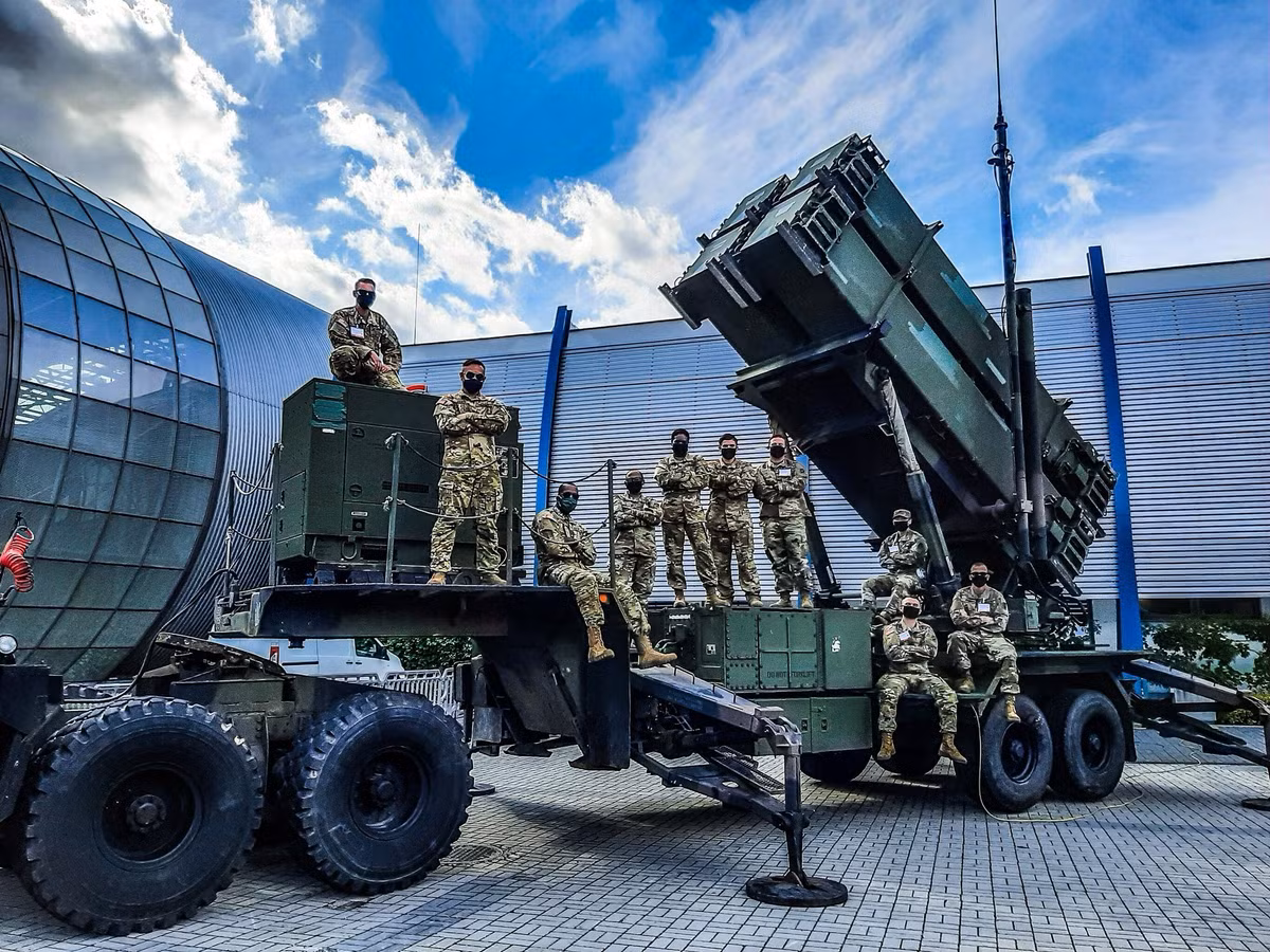 Hệ thống Patriot được cung cấp cho quân đội Ukraine thậm chí còn bị tháo bỏ thiết bị đầu cuối liên kết dữ liệu, khiến việc hiệp đồng giữa phòng không mặt đất và máy bay chiến đấu là không thể. Tệ hơn nữa là vụ che đậy sau đó - chính quyền Ukraine đã bắt giữ tám người quay phim hiện trường.
