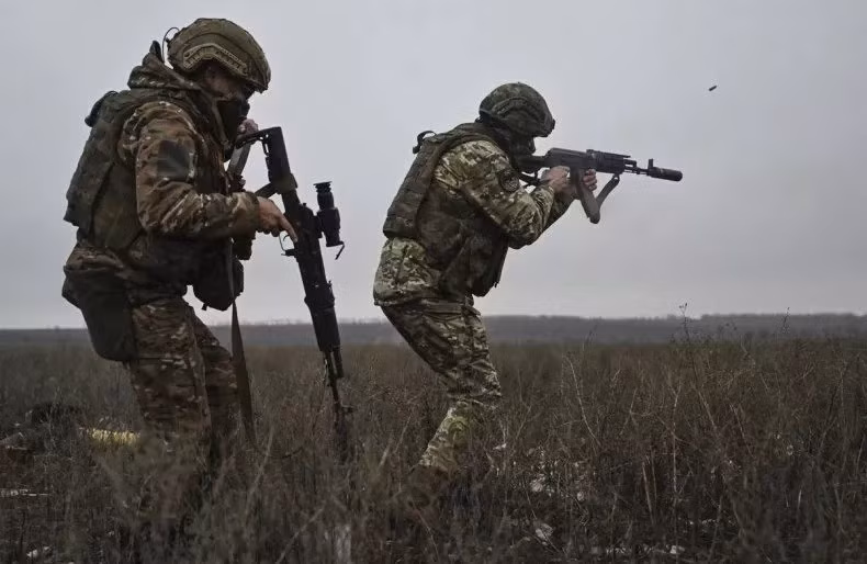 Cũng như ở khu vực Zolotoy Kolodez, quân Ukraine đã không thể rút lui khỏi Zatyshok do địa hình trống trải, bất kỳ nỗ lực rút lui nào về vị trí ban đầu của họ, cũng có thể sẽ dẫn đến hậu quả nghiêm trọng. Điều duy nhất còn lại cho nhóm binh sĩ Ukraine đang mắc kẹt tại đây, là chờ đợi nỗ lực giải cứu của cấp trên.